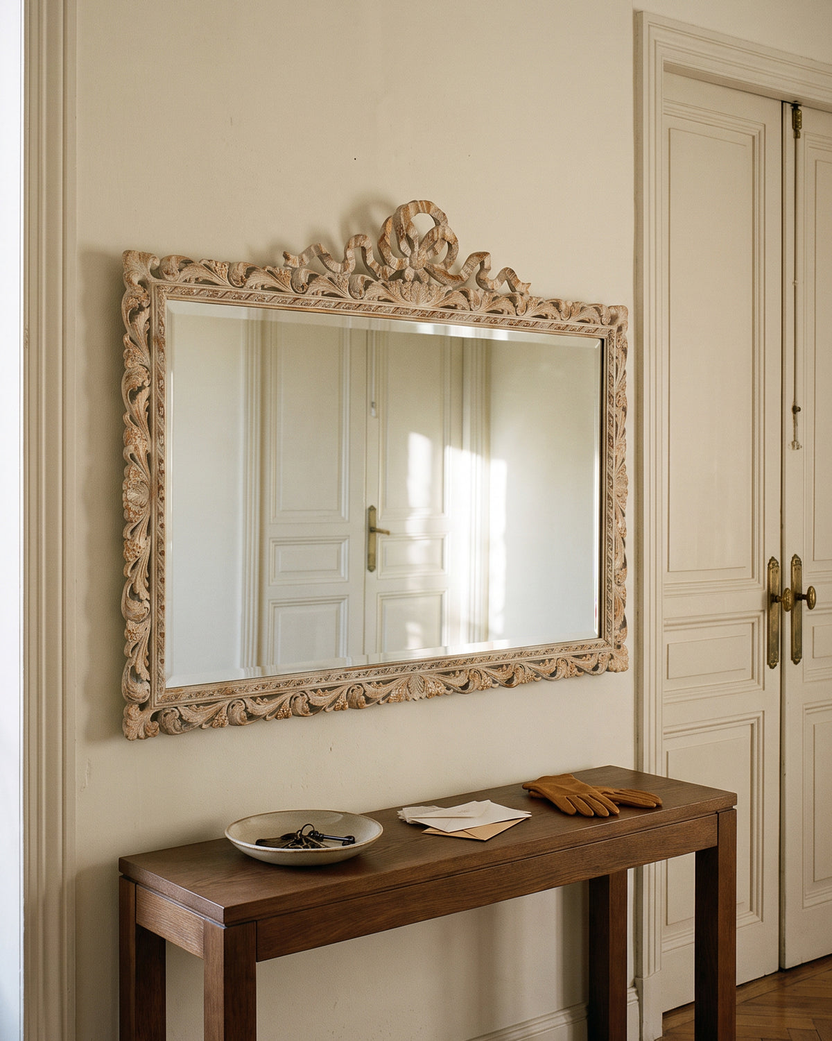 Espejo vintage gris sobre oro colgado en recibidor sobre consola de roble — Antique Arte y Decoración
