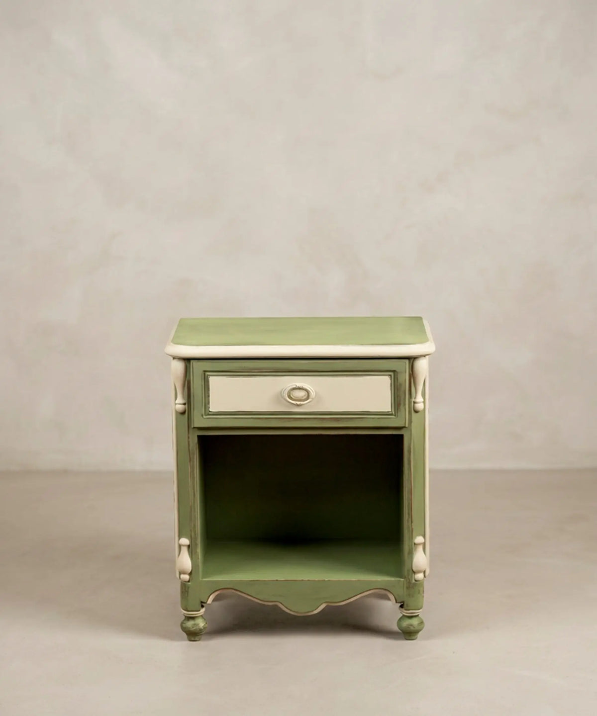 Mesita de noche vintage verde salvia vista frontal con hueco abierto — Antique Arte y Decoración
