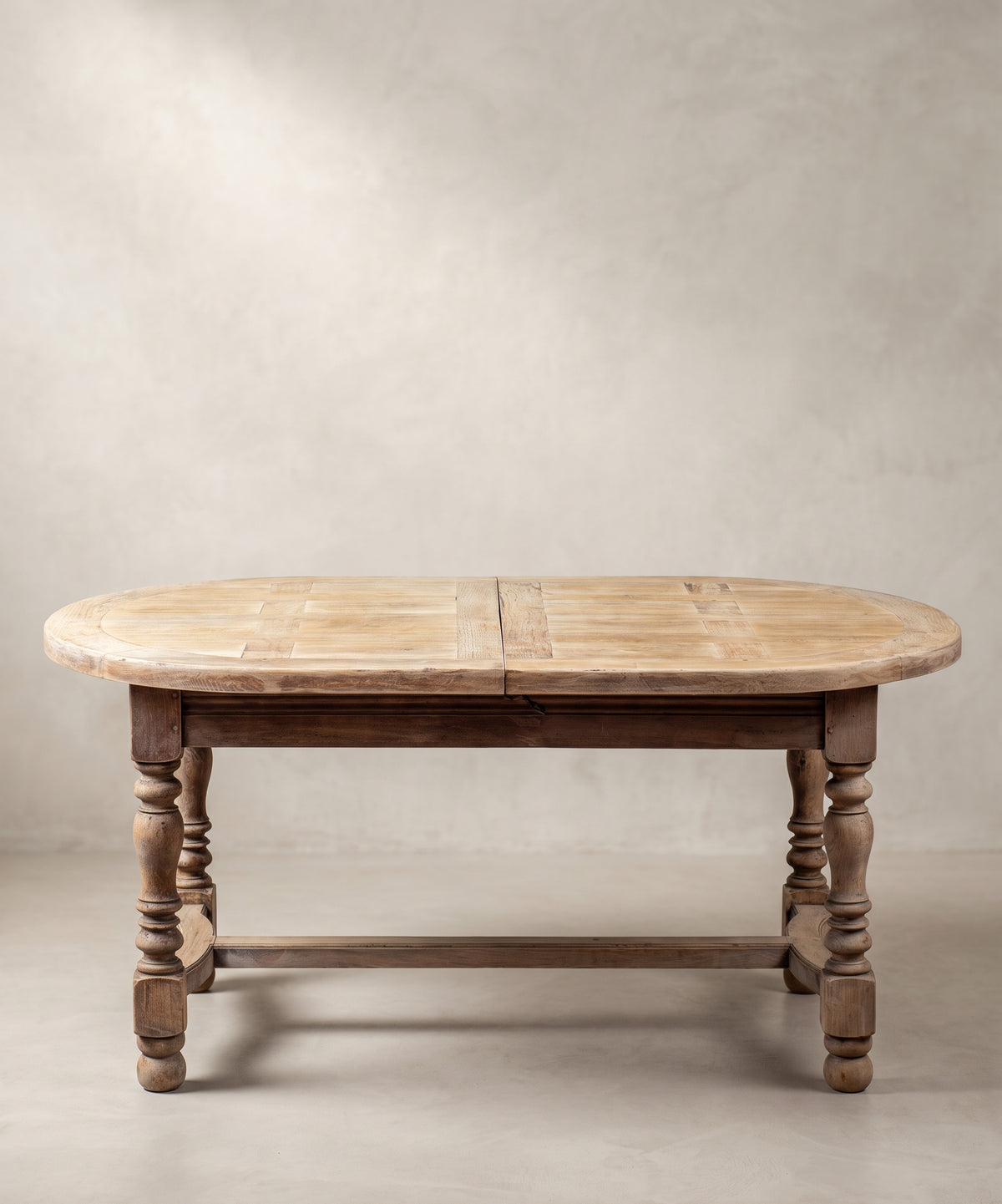Mesa de comedor ovalada de roble lavado cerrada, vista frontal de patas en balaustre y chambrana — Antique Arte y Decoración
