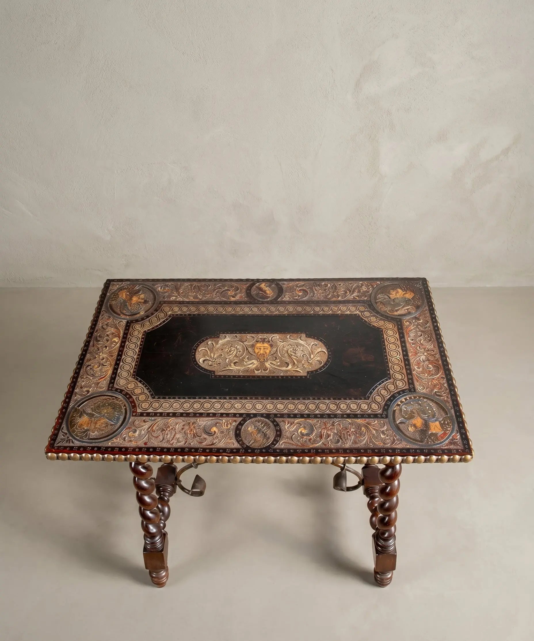 Mesa auxiliar renacimiento español con patas de lira y fiadores de forja