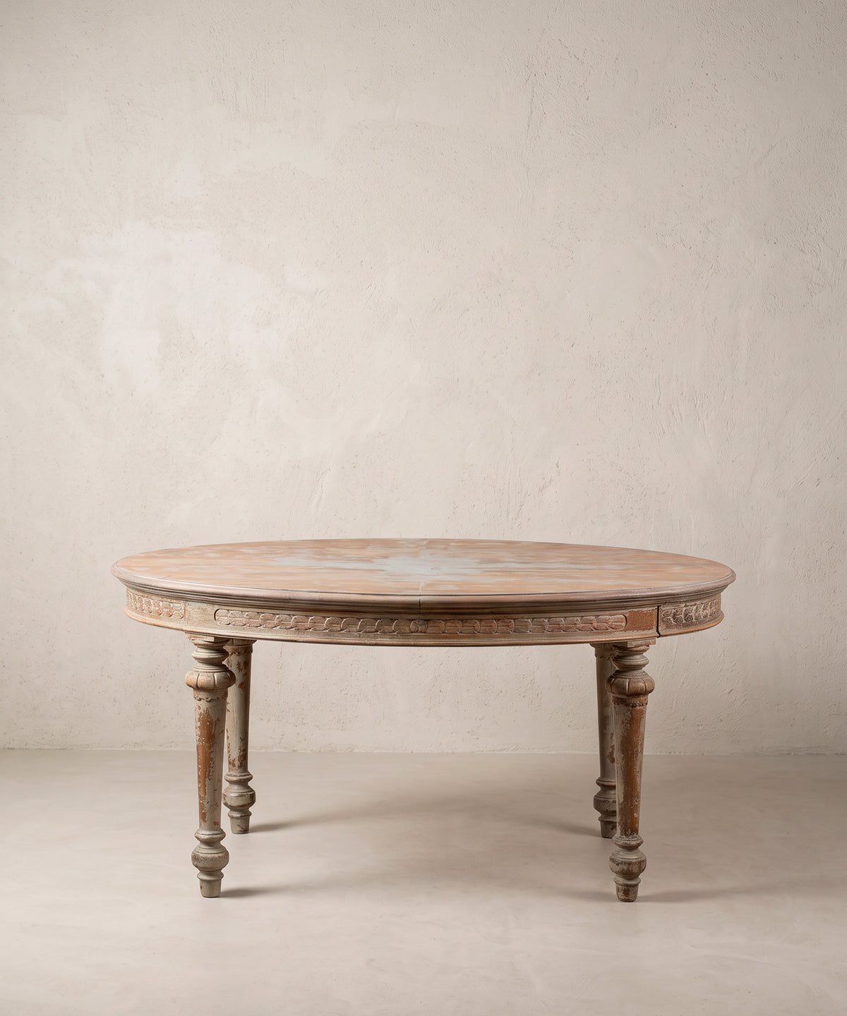 Mesa de comedor ovalada estilo Luis XVI decapé gris vista frontal — Antique Arte y Decoración