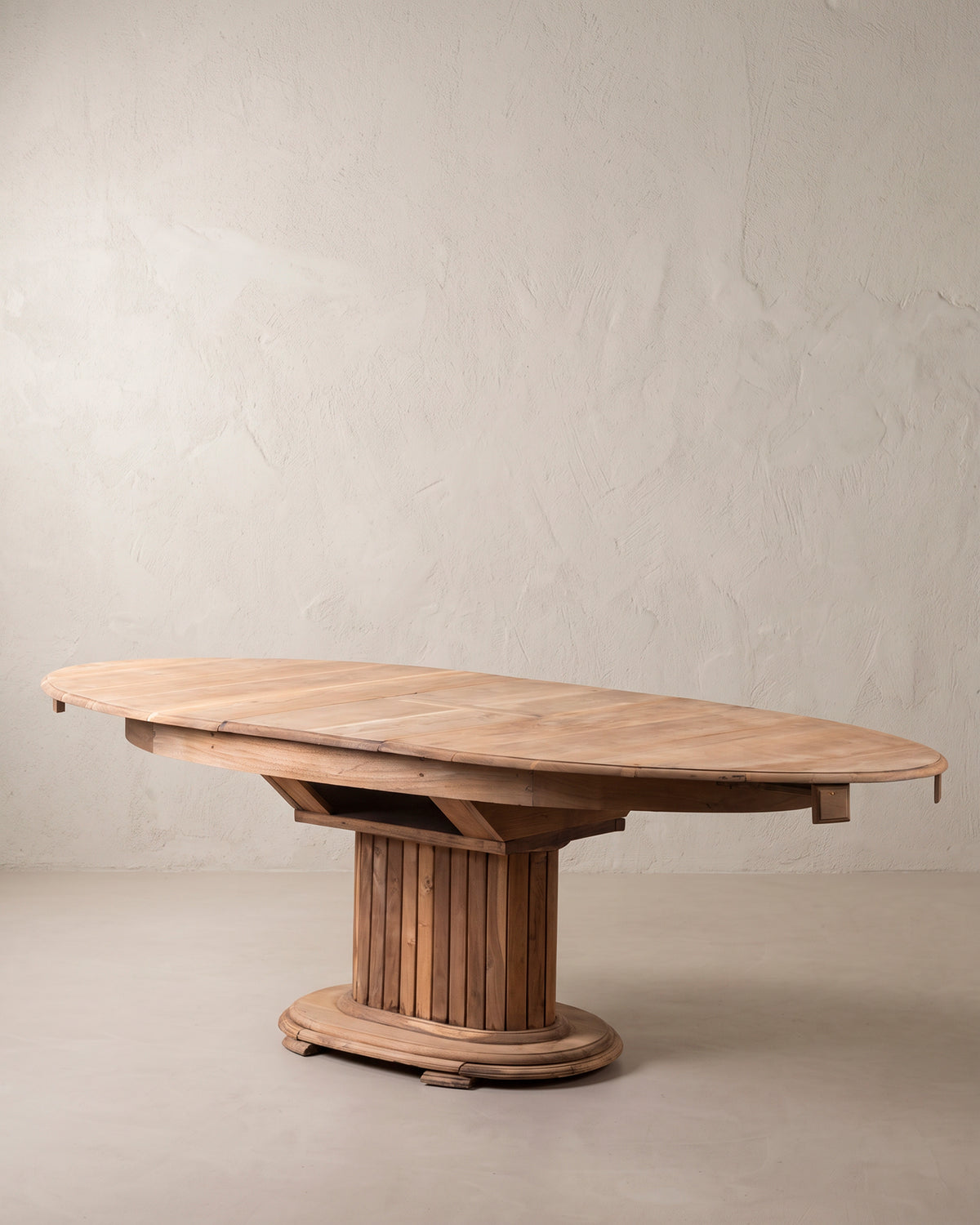 Mesa de comedor ovalada de nogal abierta, plinto oval moldurado y columna acanalada — Antique Arte y Decoración