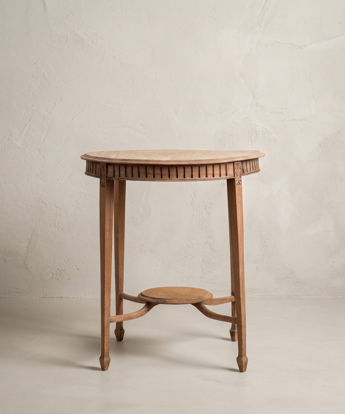 Mesa auxiliar redonda vintage de nogal lavado de principios del siglo XX — Antique Arte y Decoración