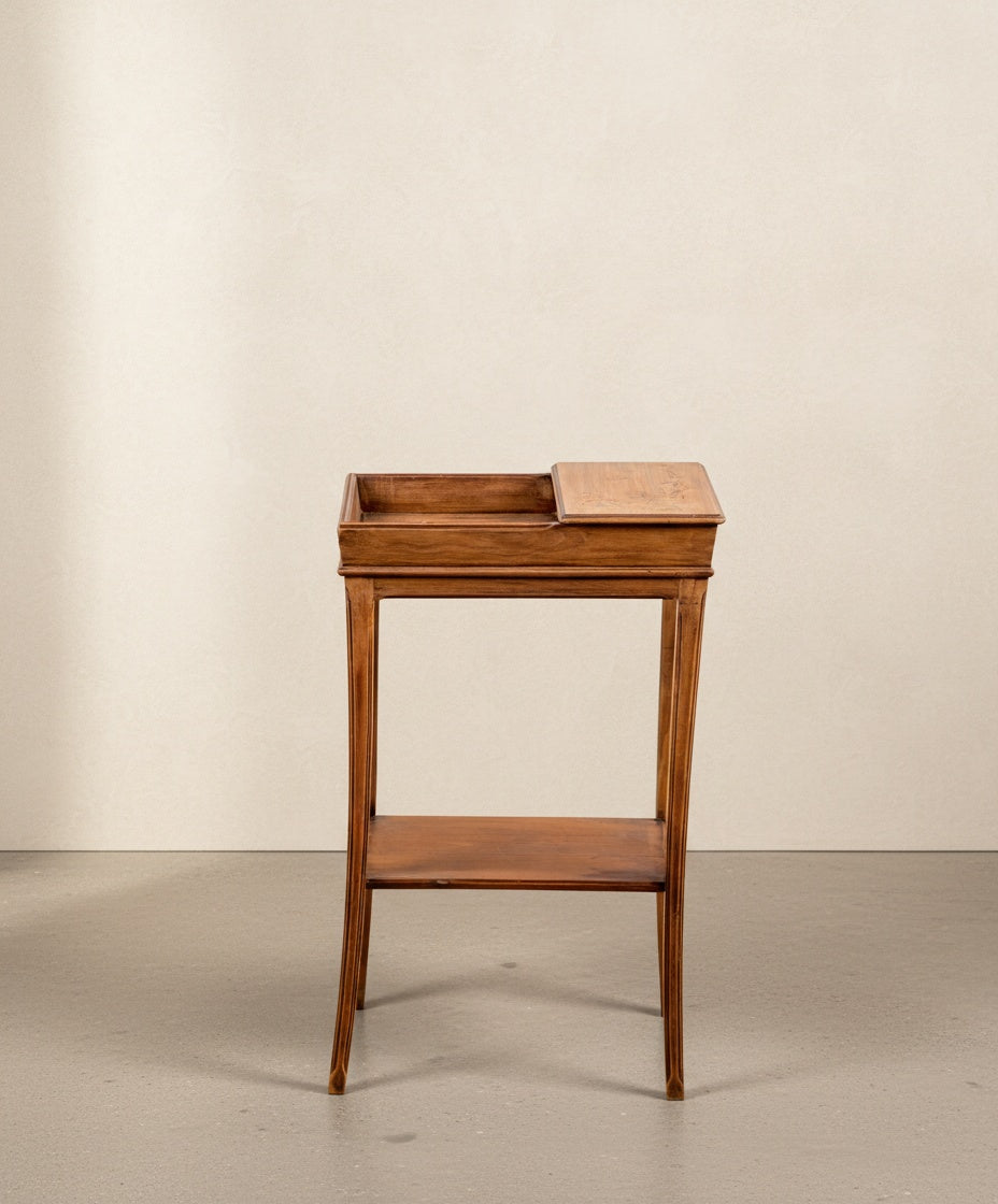 Mesa auxiliar antigua de madera francesa con diseño estilizado y balda inferior.