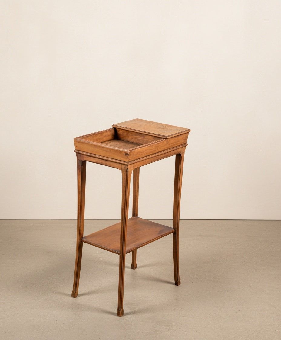 Mesa auxiliar antigua de madera francesa con diseño estilizado y balda inferior.