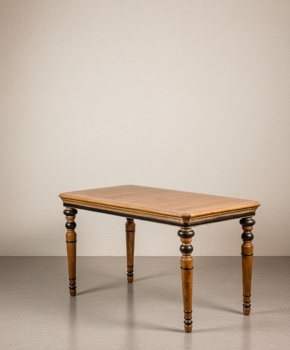 Vista superior del sobre de la mesa mostrando la veta natural de la madera y el ensamblaje perimetral.