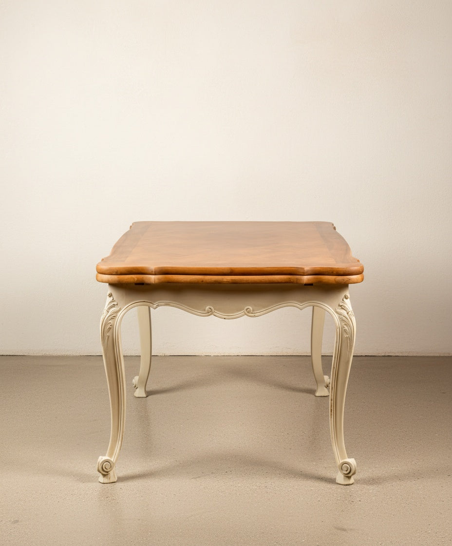 Vista de la mesa de comedor francesa con las extensiones abiertas mostrando el mecanismo y la veta de la madera.