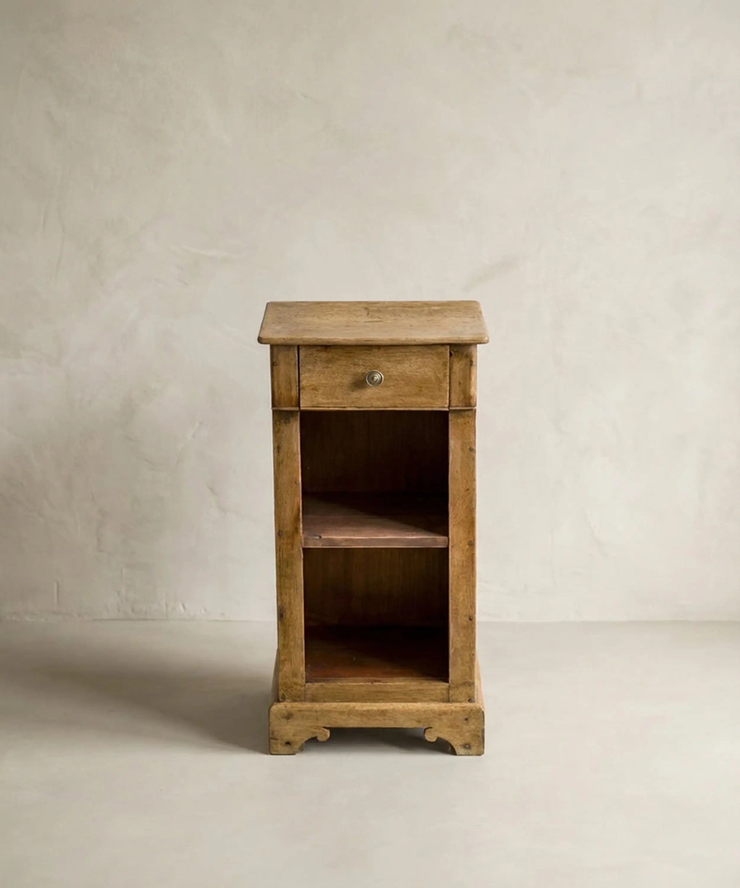 Mesilla de noche antigua de madera maciza con estantes y cajón estilo rústico francés.