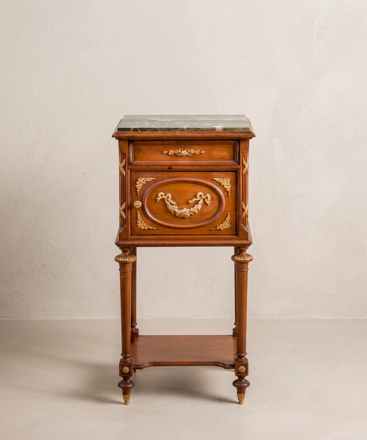 Mesita auxiliar vintage Luis XVI caoba, mármol verde y bronces vista frontal — Antique Arte y Decoración