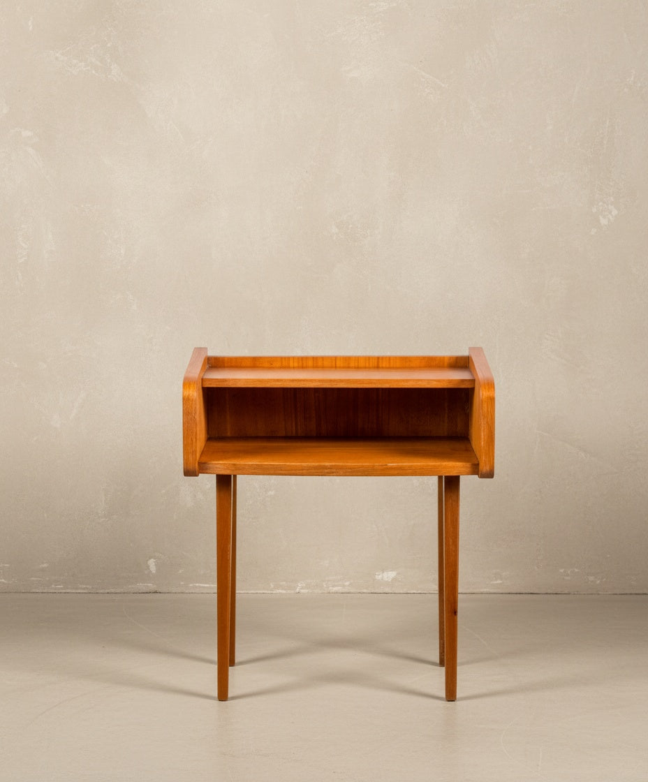 Mesitas de noche vintage integradas en un dormitorio de estilo minimalista cálido.