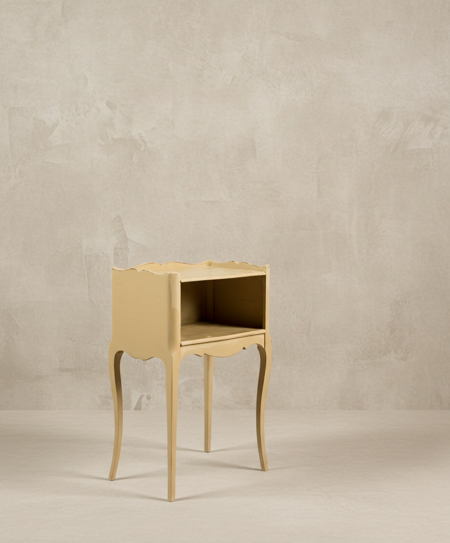 Detalle del perfil curvo y hornacina abierta de mesita auxiliar shabby chic.