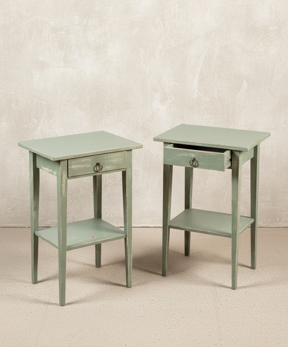 vista frontal pareja de mesitas de noche con cajon abierto