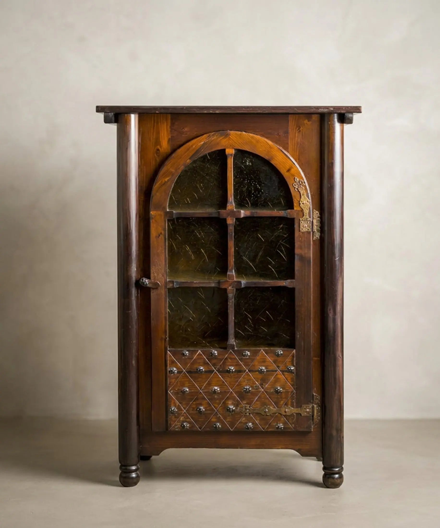 Alacena vitrina castellana pino macizo vista frontal cristal granítico — Antique Arte y Decoración