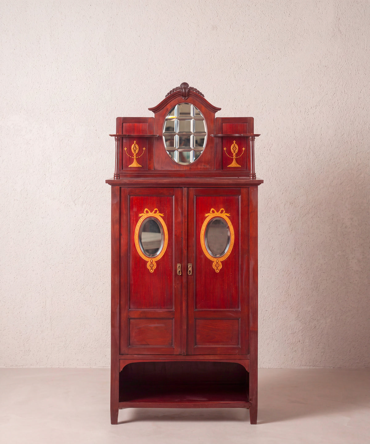 Mueble auxiliar eduardiano de caoba con marquetería y espejos vista frontal — Antique Arte y Decoración