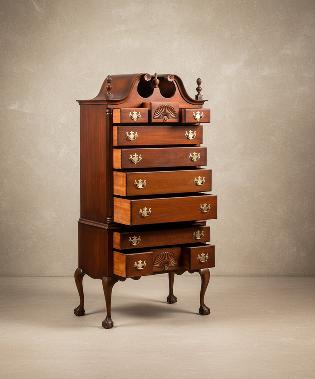 Cajones abiertos del Highboy mostrando el ensamblaje artesanal y la calidad de la madera interior.