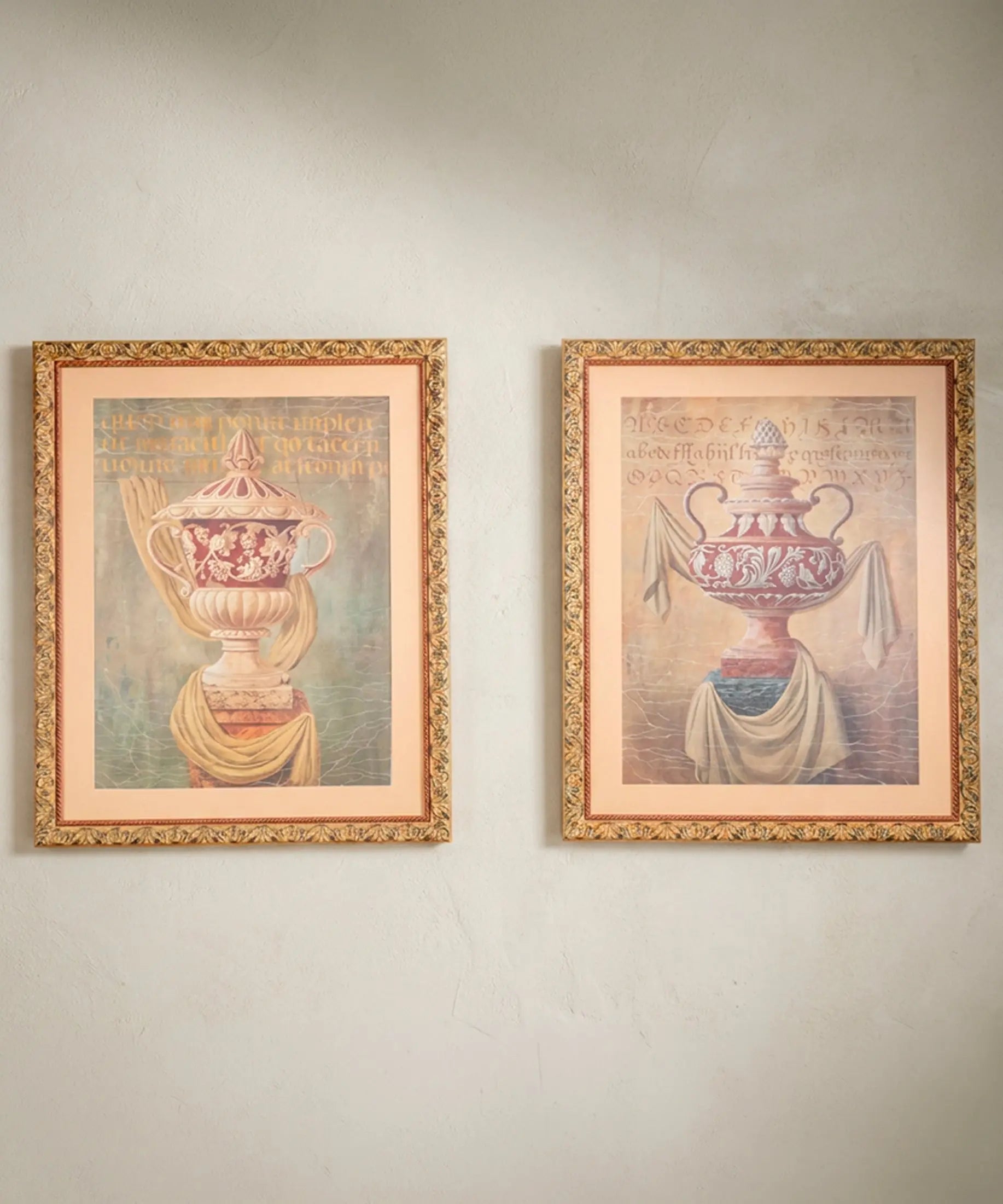 Pareja de cuadros a juego con urnas clásicas y marcos dorados tallados — Antique Arte y Decoración