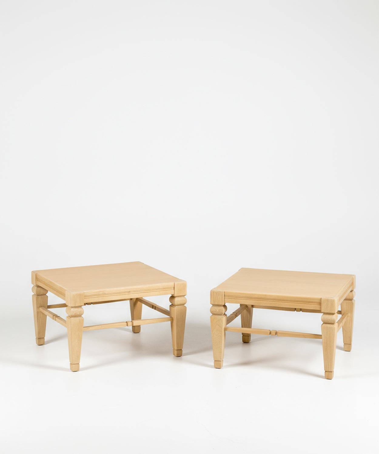 Mesa baja auxiliar de madera Chiara