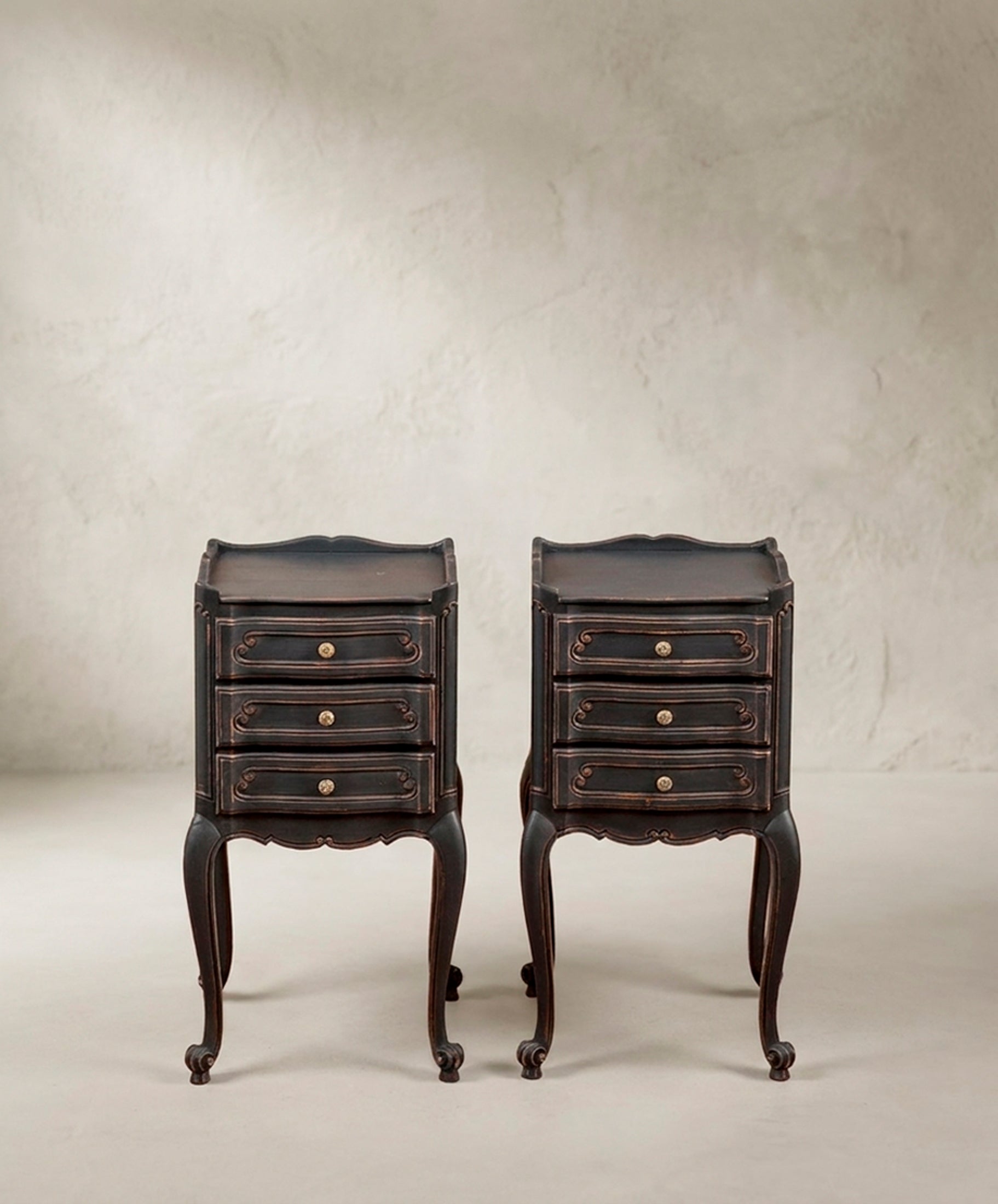 Pareja de mesitas de noche vintage en negro decapado vista frontal — Antique Arte y Decoración