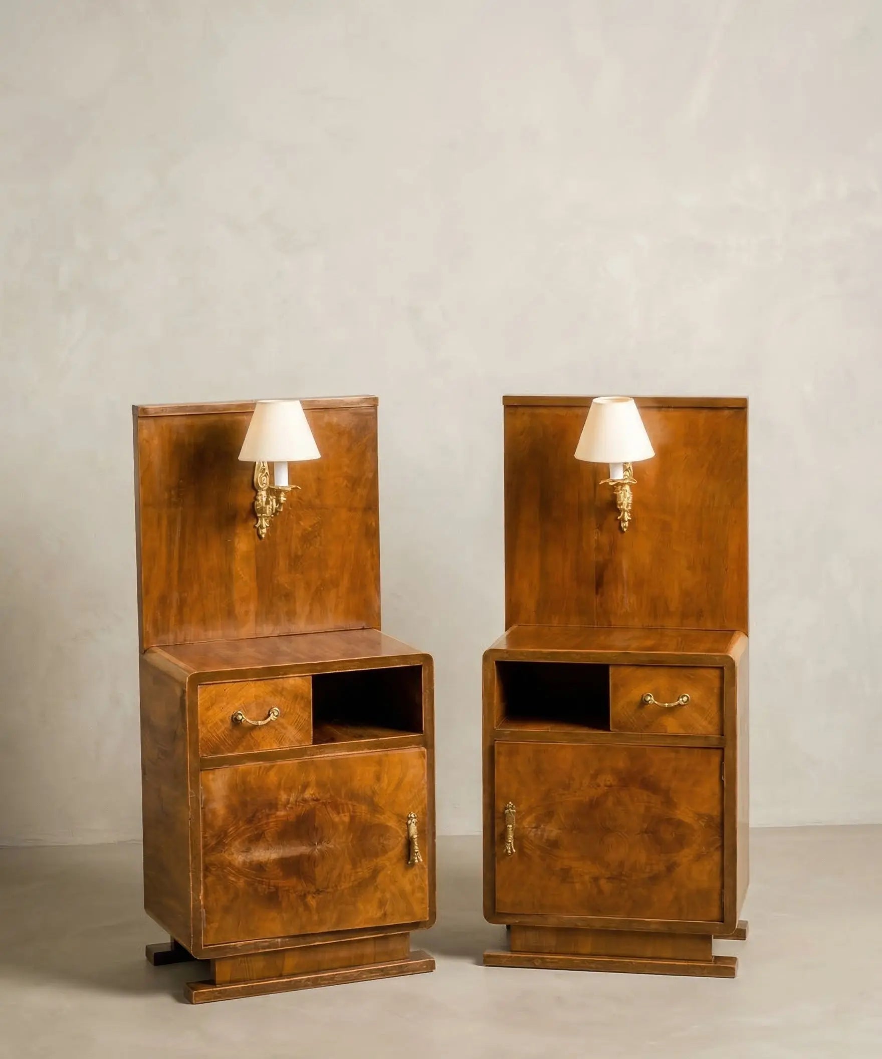 Pareja de mesitas de noche Art Decó en madera de raíz con apliques