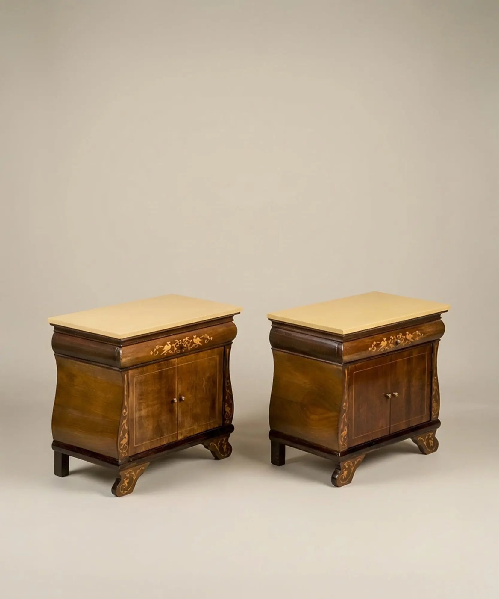 Pareja de mesitas de noche vintage