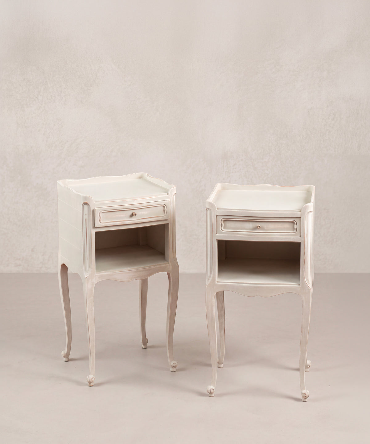 Pareja de Mesitas de Noche Vintage en Gris y Blanco | Estilo Luis XV, Francia
