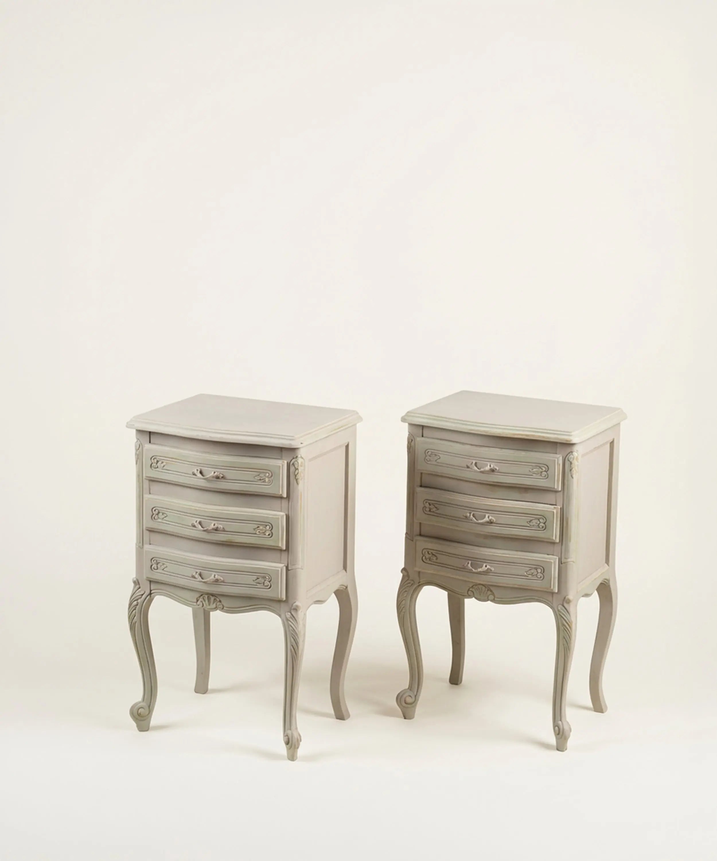 Pareja de mesitas de noche de estilo provenzal en gris envejecido