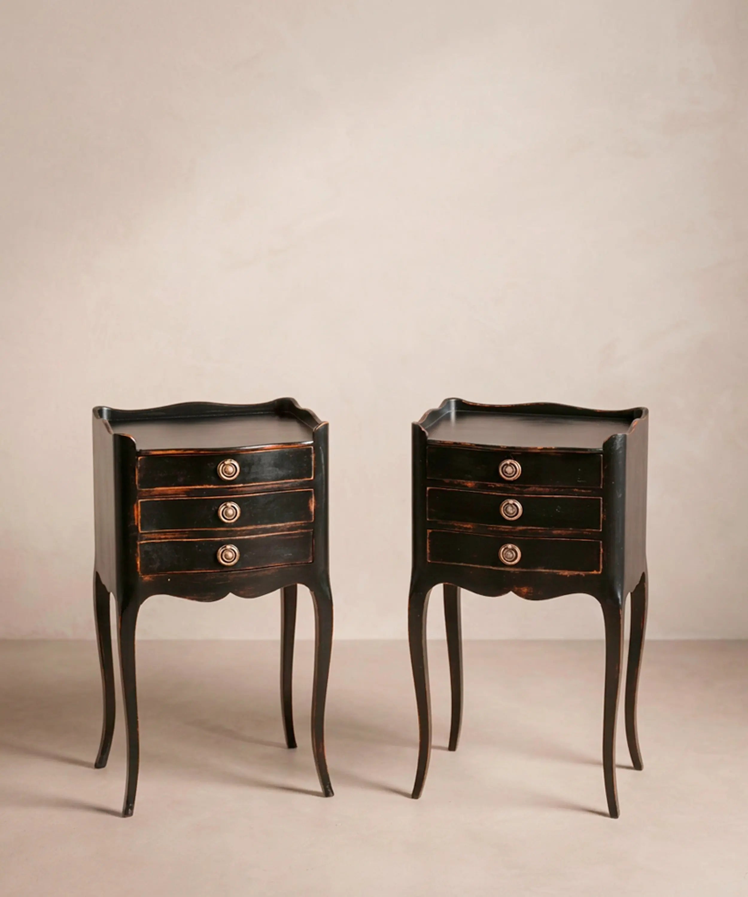Pareja de mesitas de noche estrechas vintage de 3 cajones en negro mate con aristas de madera.