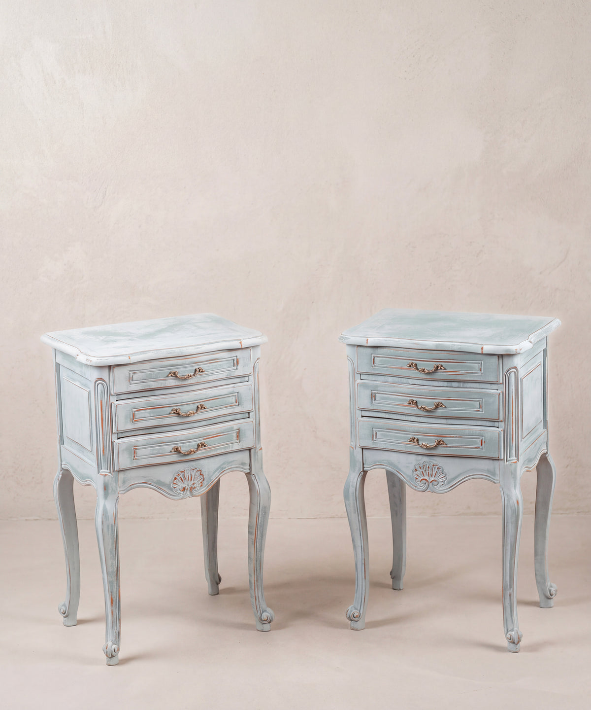 Pareja de mesitas vintage estilo Luis XV en azul decapé, vista en tres cuartos — Antique Arte y Decoración