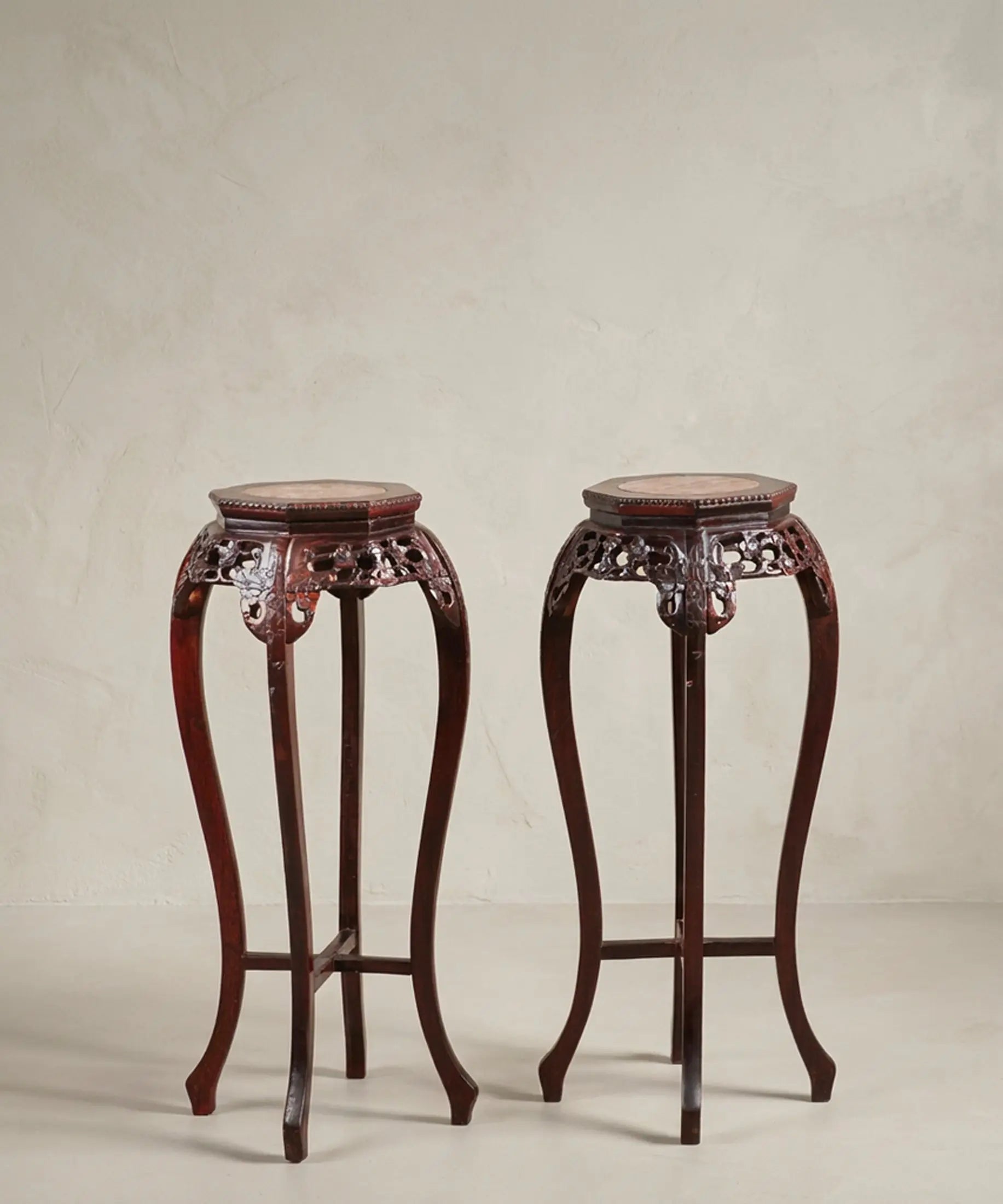 Pedestal Chino de Madera Tallada con Mármol Rosa | Vintage