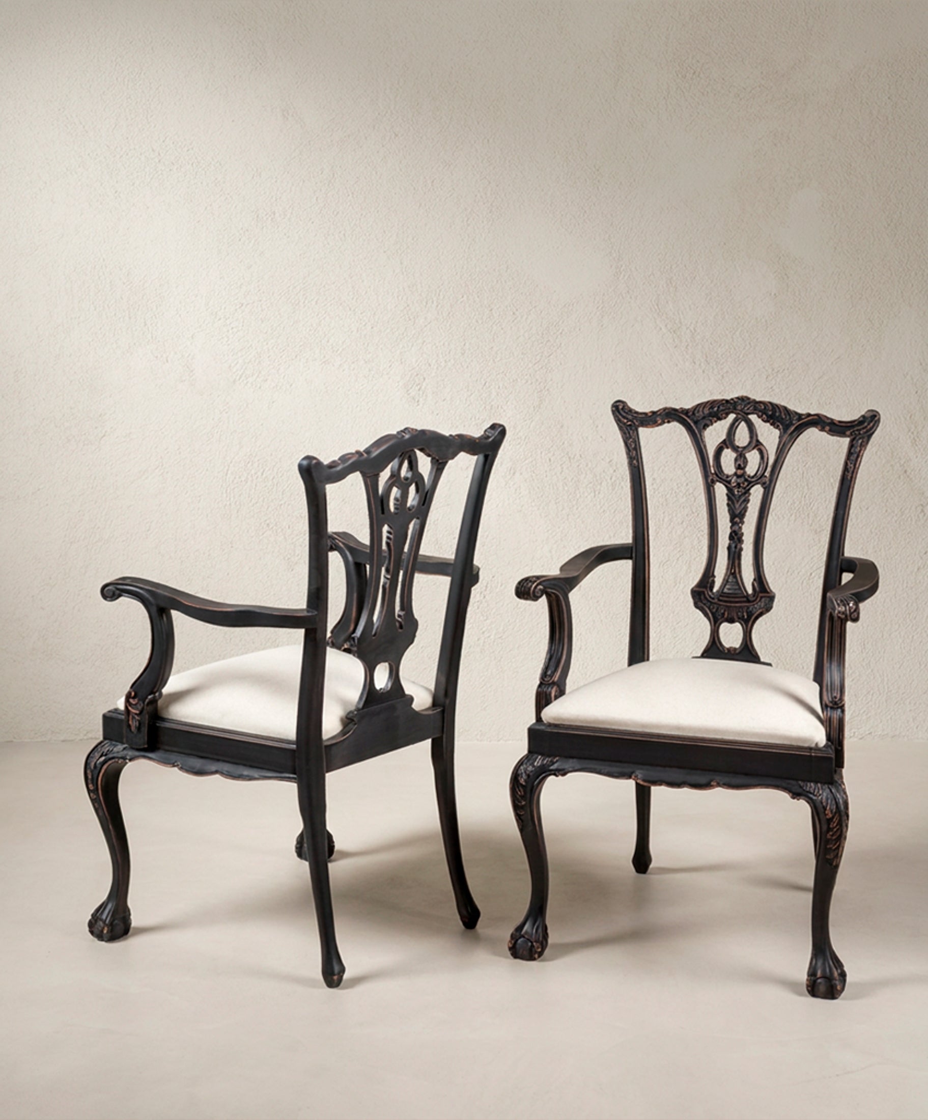 Sillones vintage Chippendale respaldo calado y asiento de lino crudo — Antique Arte y Decoración