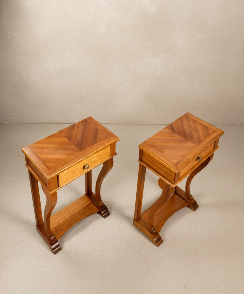 vista superior deMesitas de noche integradas en un dormitorio de tonos neutros junto a una cama con cabecero textil.