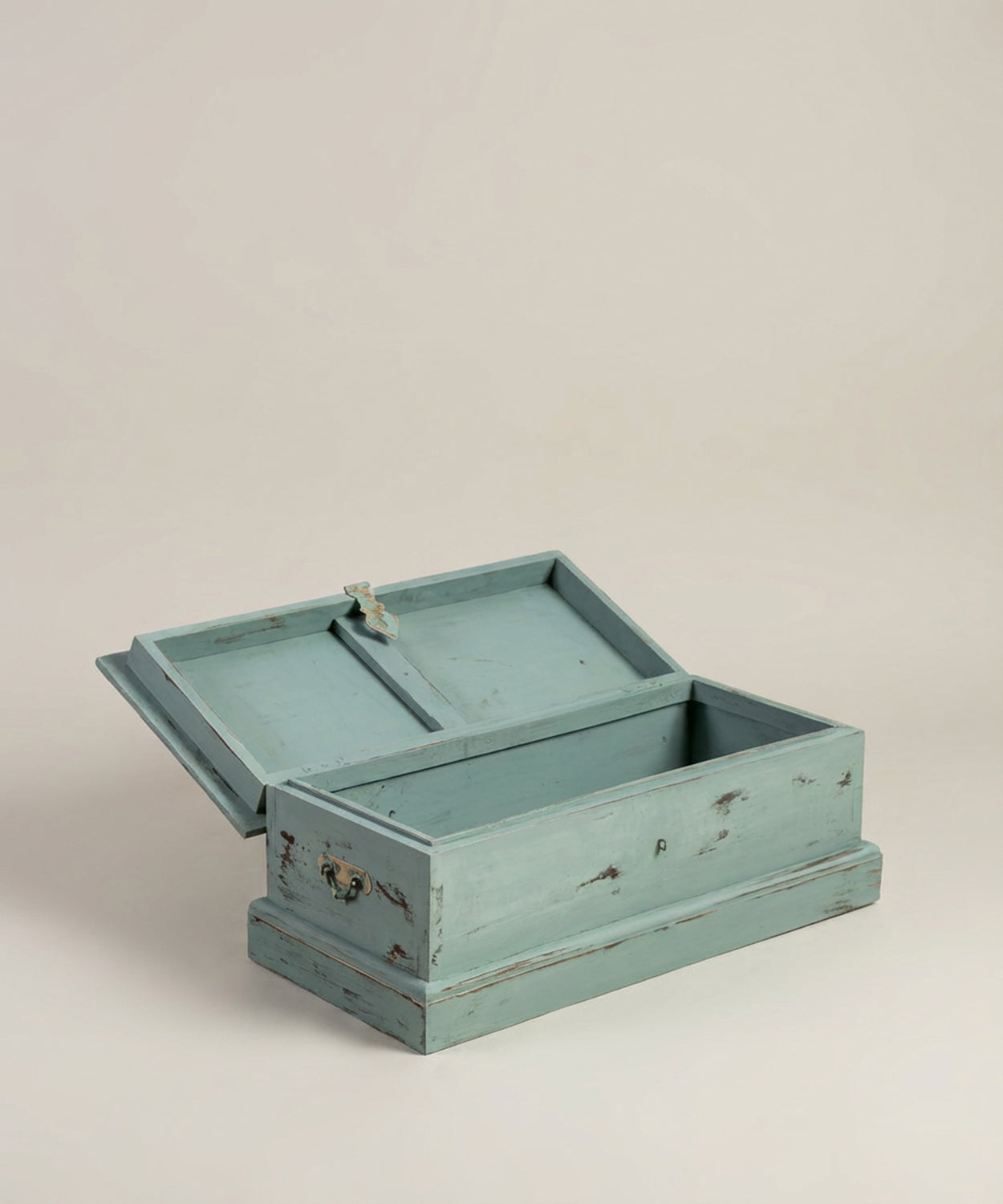 Baúl de madera abierto mostrando su interior pintado y capacidad de almacenaje