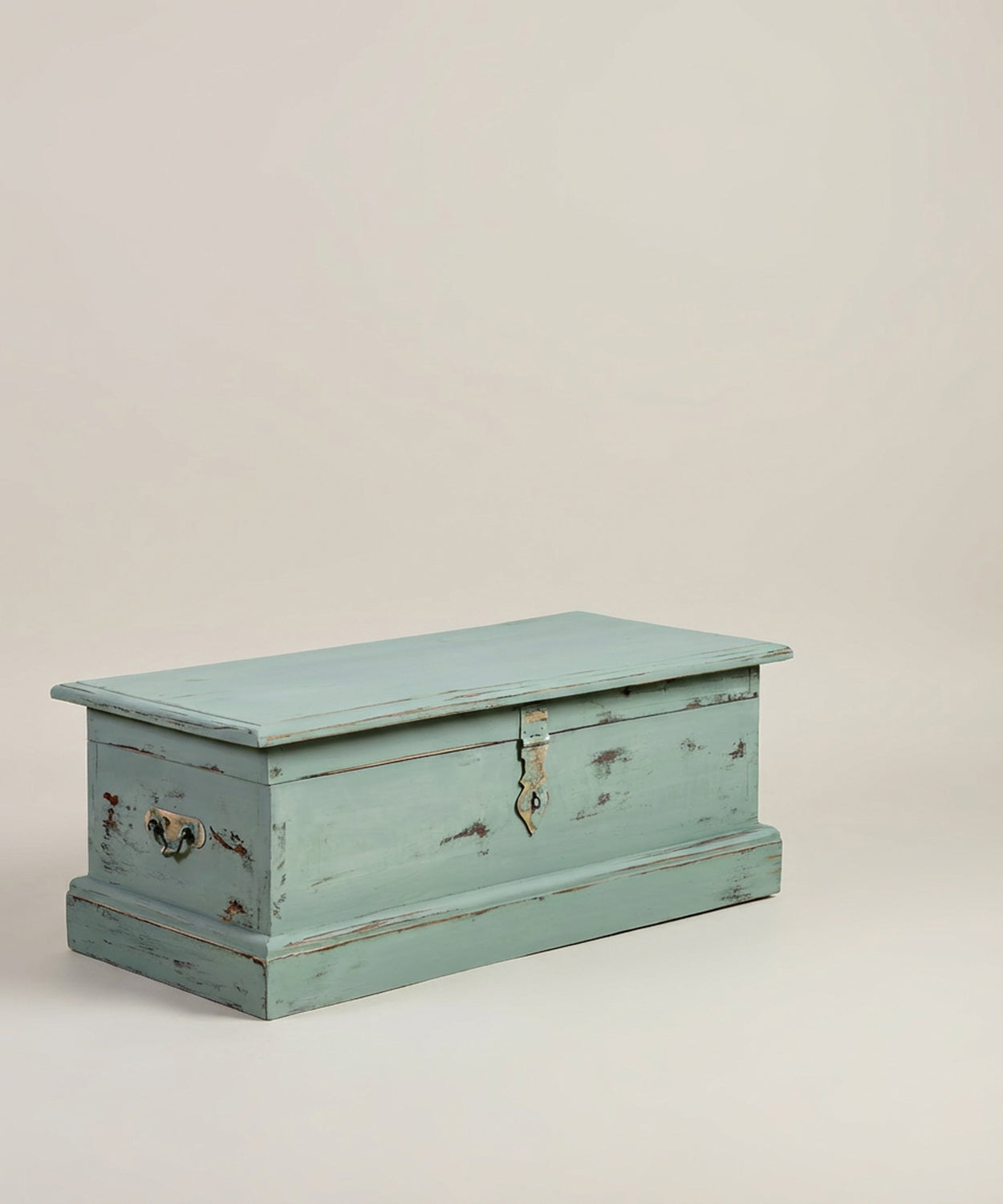 Detalle de la cerradura antigua y acabado decapé del baúl rústico