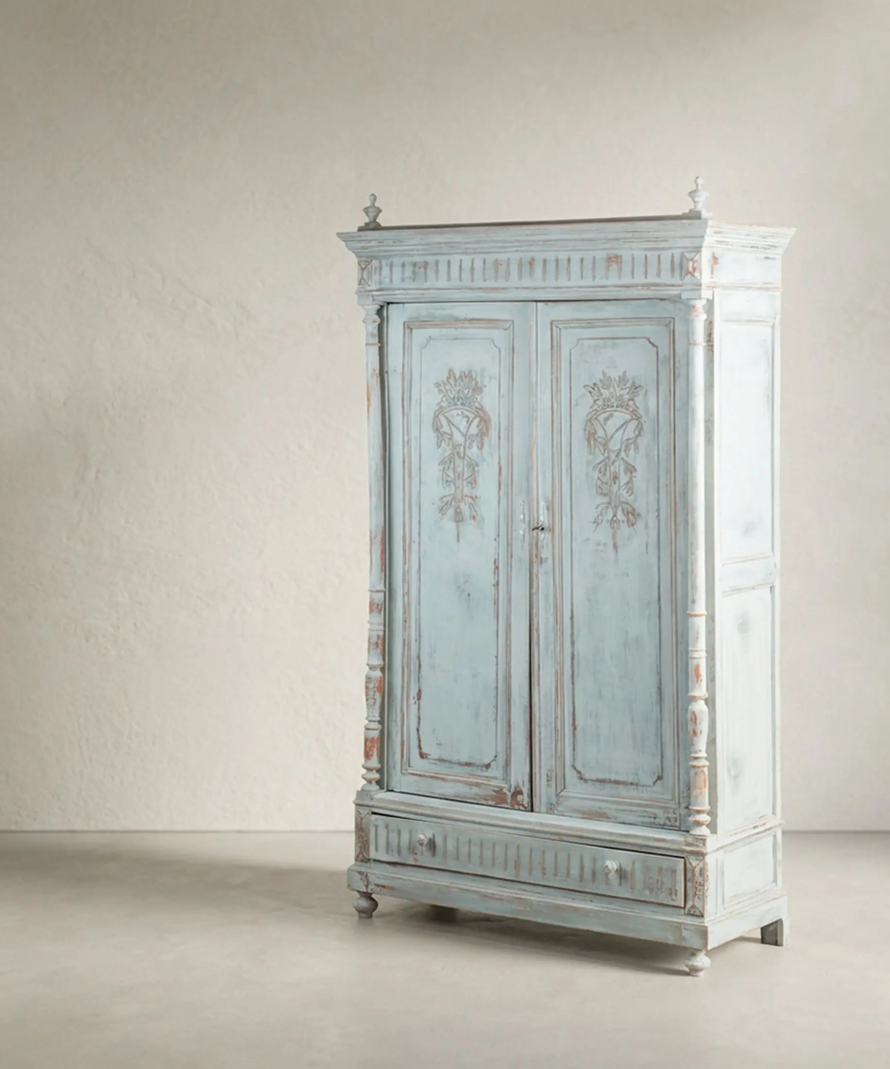 Armario antiguo francés en azul decapé perspectiva lateral — Antique Arte y Decoración