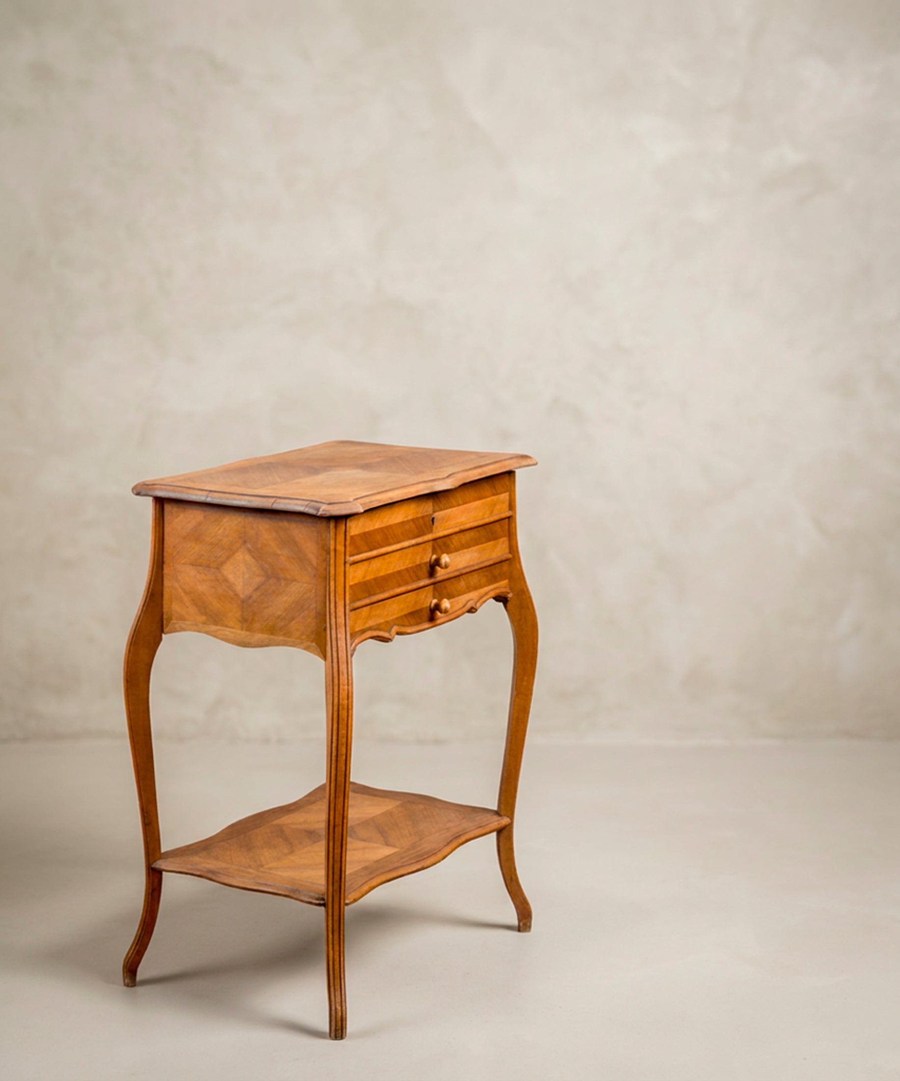 Mesa costurero vintage perspectiva lateral con patas cabriolé y balda — Antique Arte y Decoración