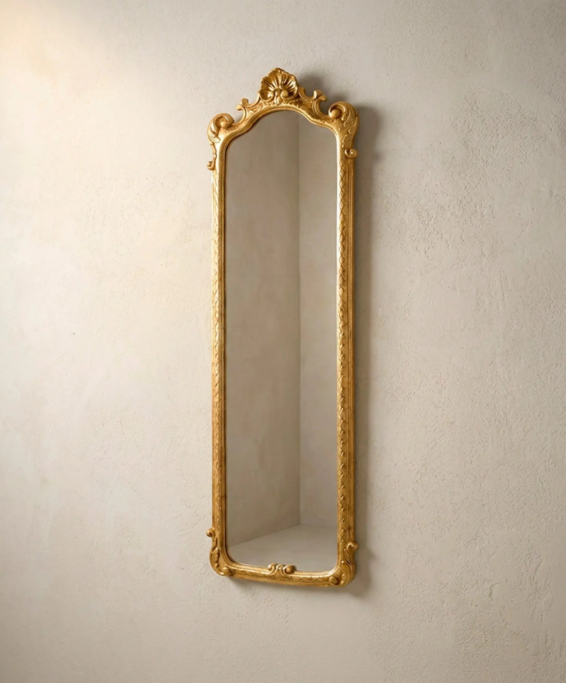 Espejo dorado estrecho estilo Luis XV vista en perspectiva sobre pared — Antique Arte y Decoración