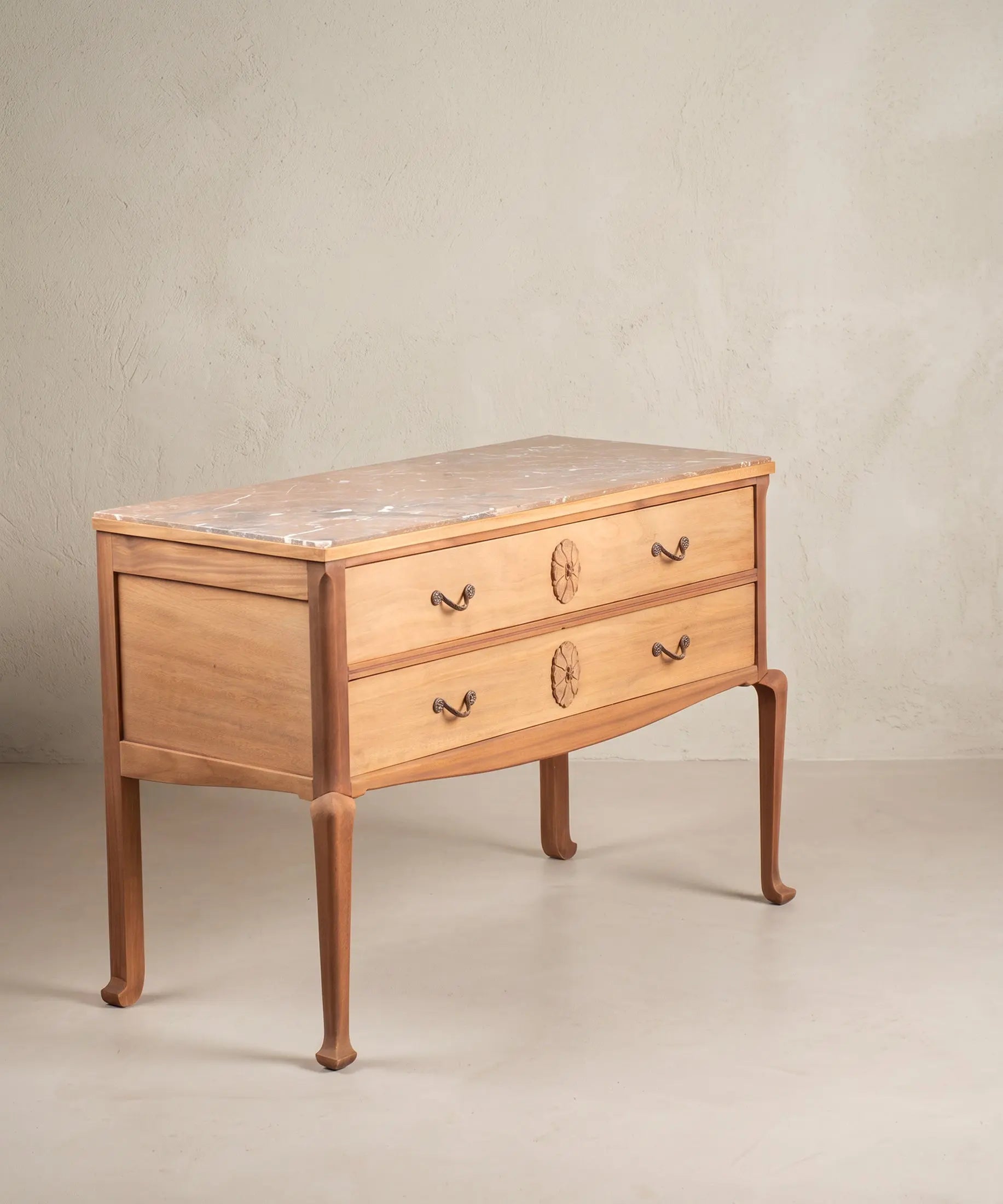 Cómoda vintage con tapa de mármol veteado vista en perspectiva lateral — Antique Arte y Decoración
