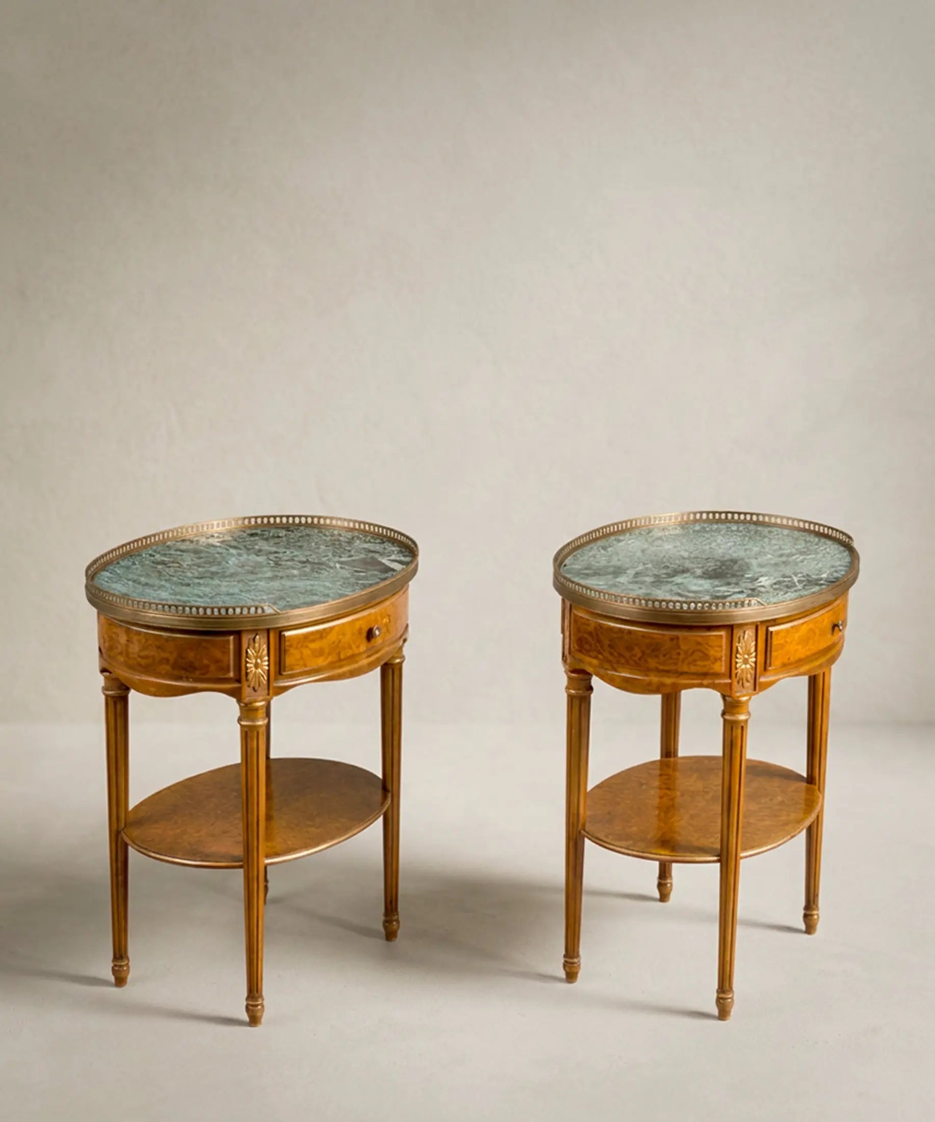Pareja de Mesitas Auxiliares Vintage con Mármol Verde | Estilo Luis XVI