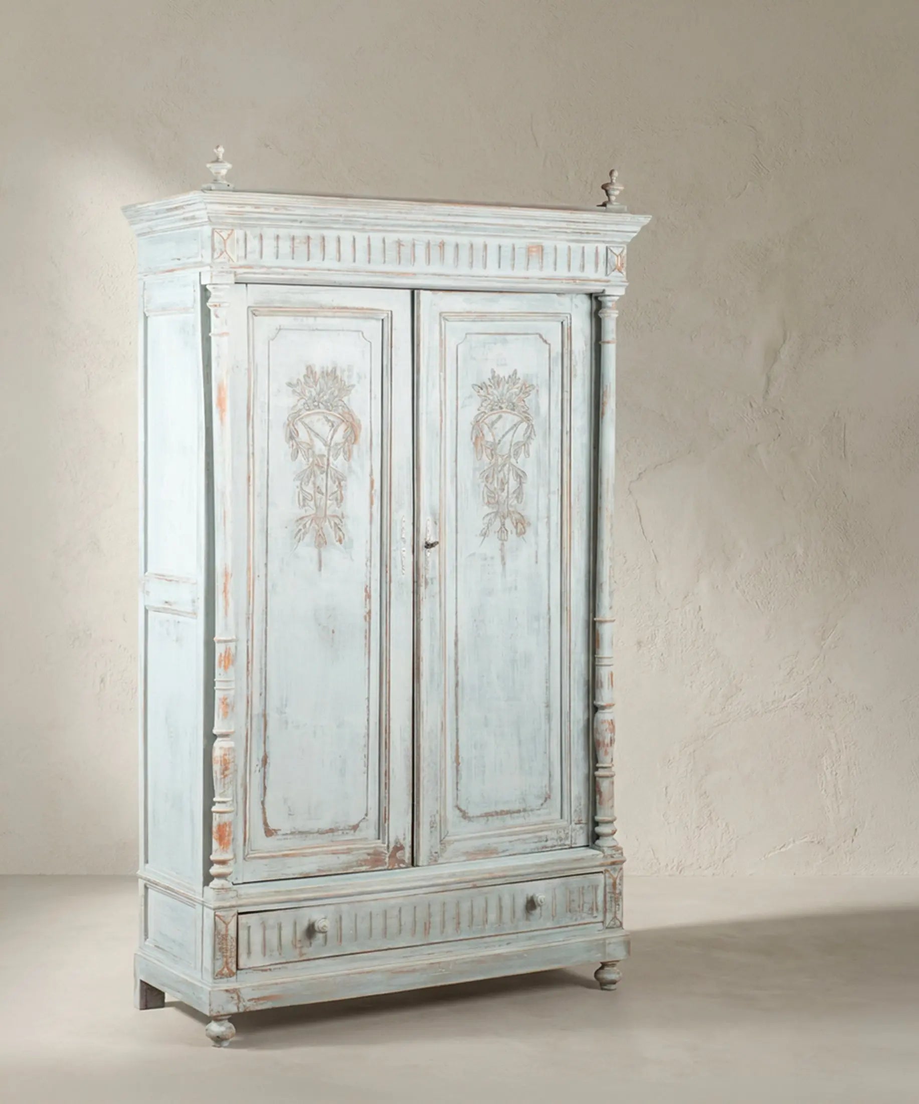 Armario antiguo pintado a mano vista tres cuartos con remates de copa — Antique Arte y Decoración
