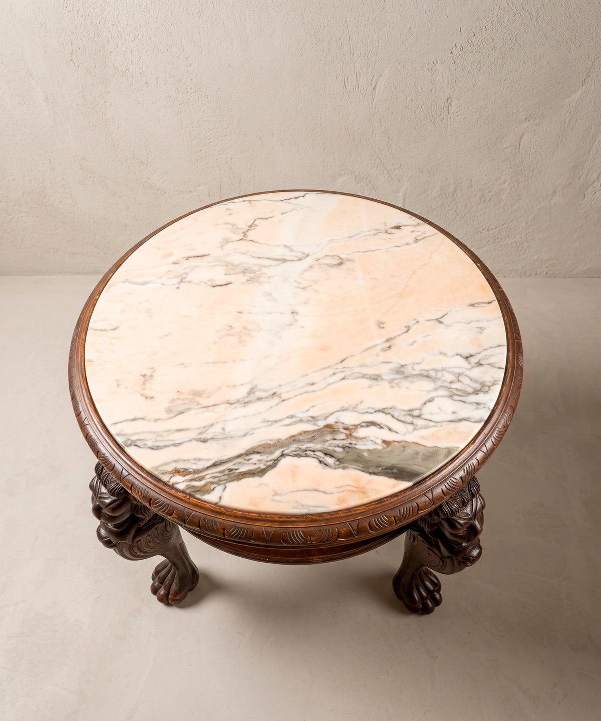Vista superior tapa de mármol rosa veteado en gris con aro de madera tallada — Antique Arte y Decoración