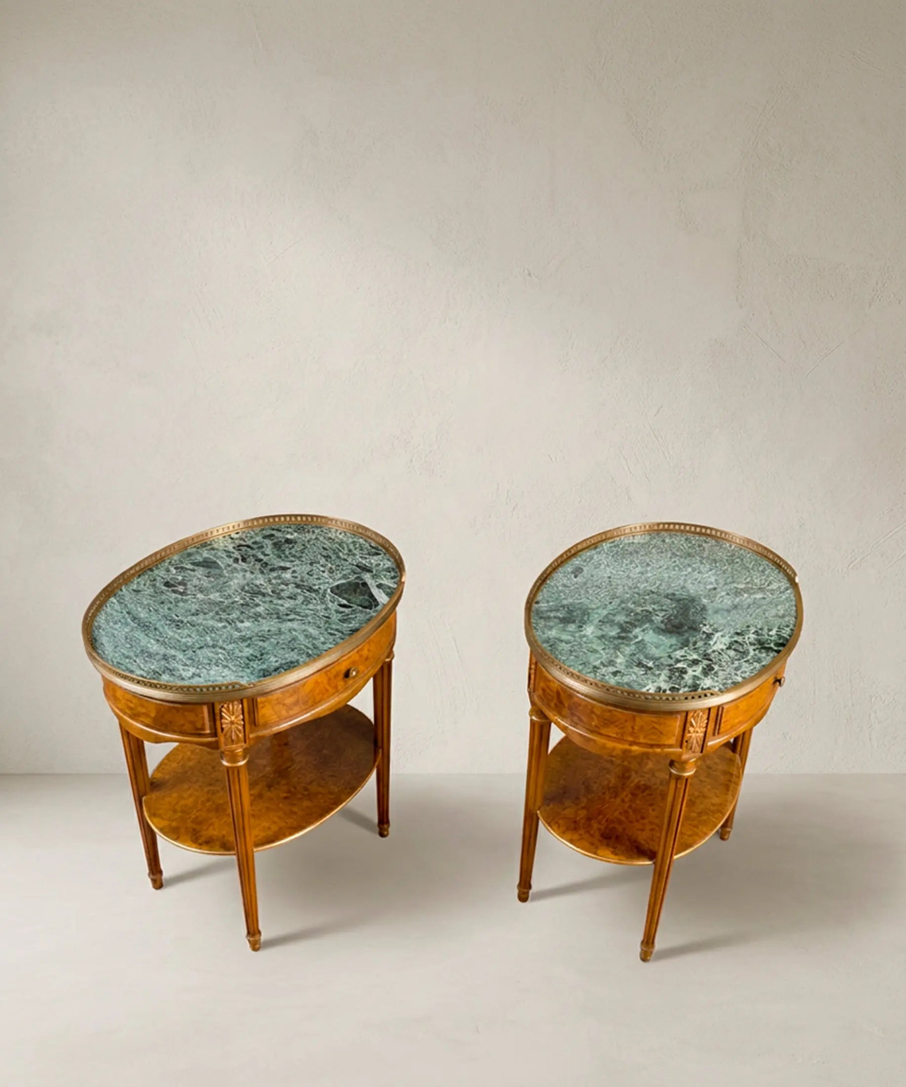 Pareja de Mesitas Auxiliares Vintage con Mármol Verde | Estilo Luis XVI