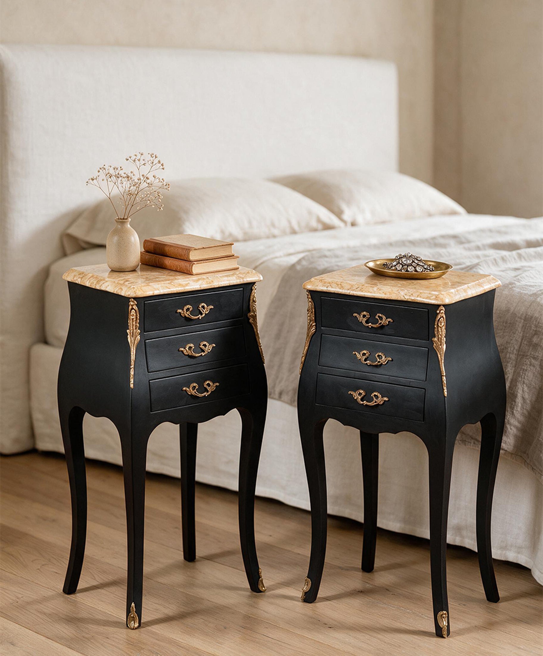 Mesitas de noche vintage negras con tapa de mármol junto a cama de lino — Antique Arte y Decoración