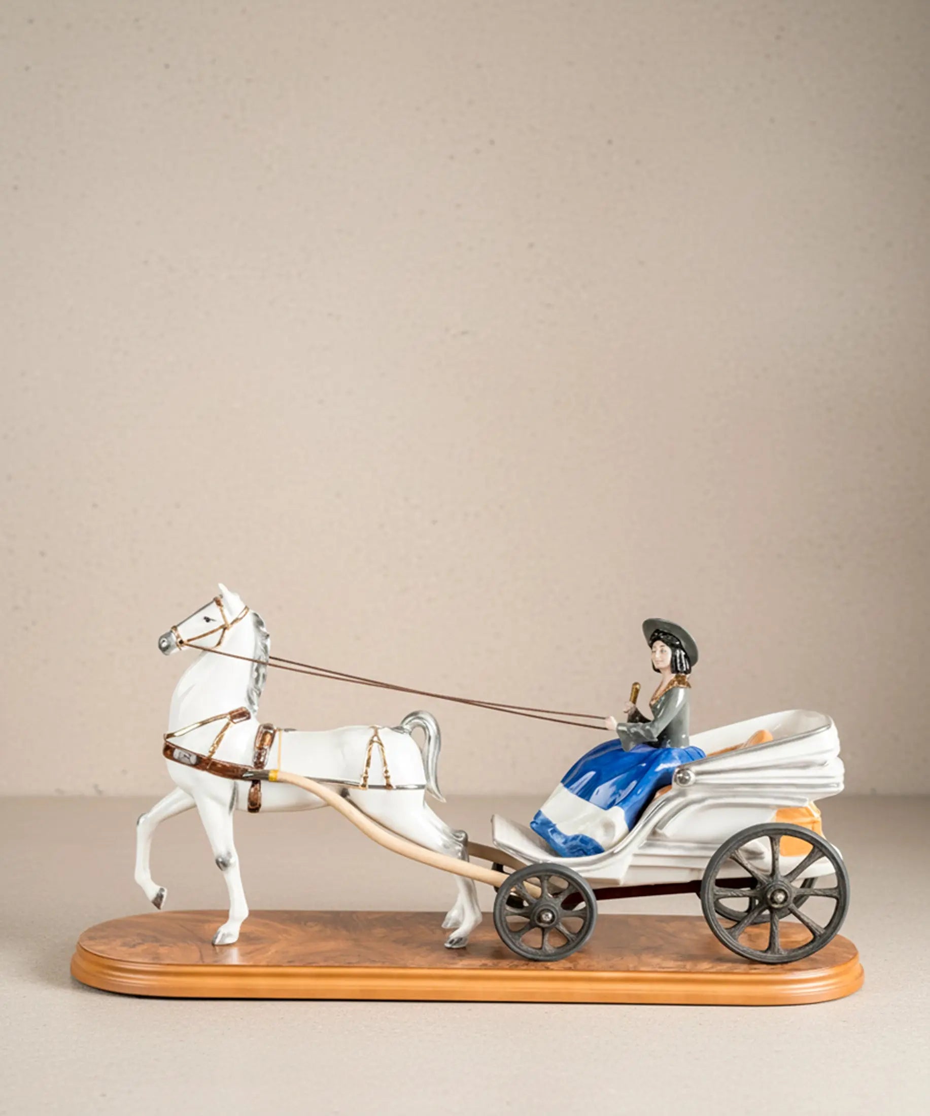 Figura de Porcelana Dama en Carruaje con Caballo | Vintage Siglo XX
