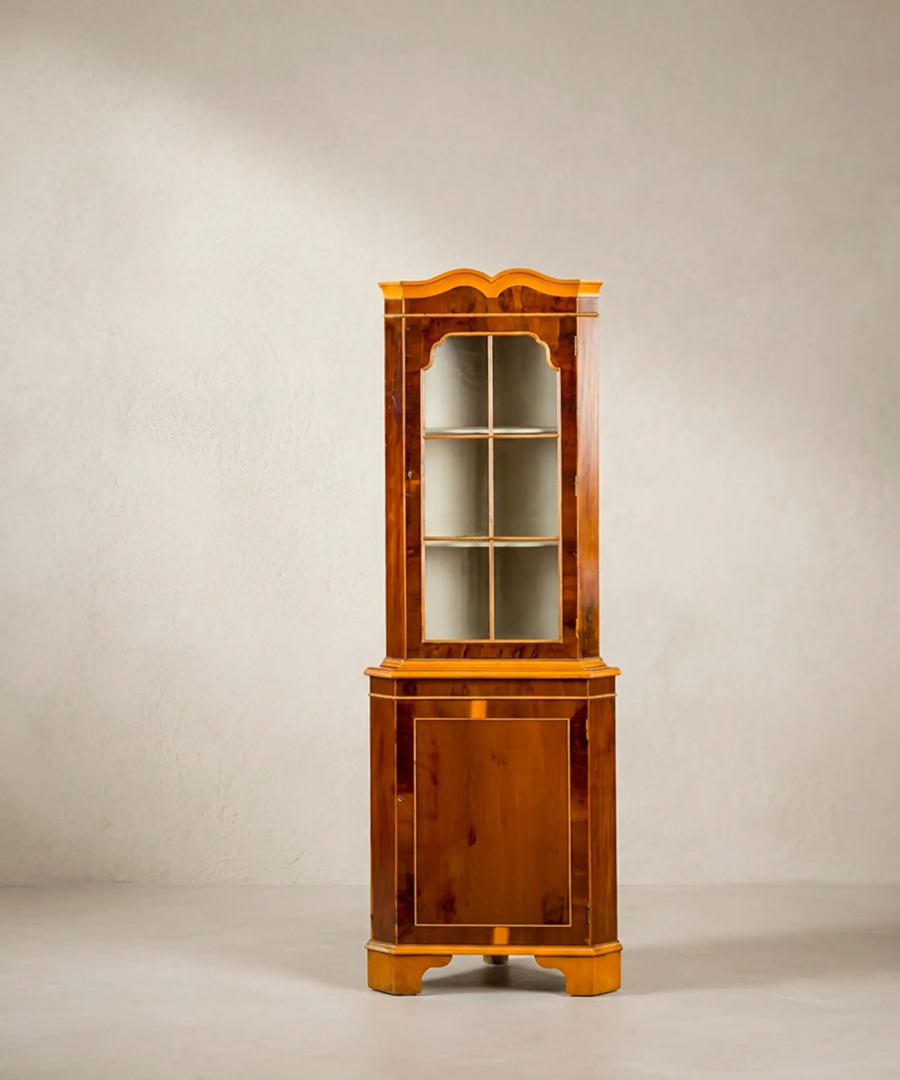 Rinconera vitrina vintage estilo inglés vista frontal, puerta acristalada de cuarterones — Antique Arte y Decoración