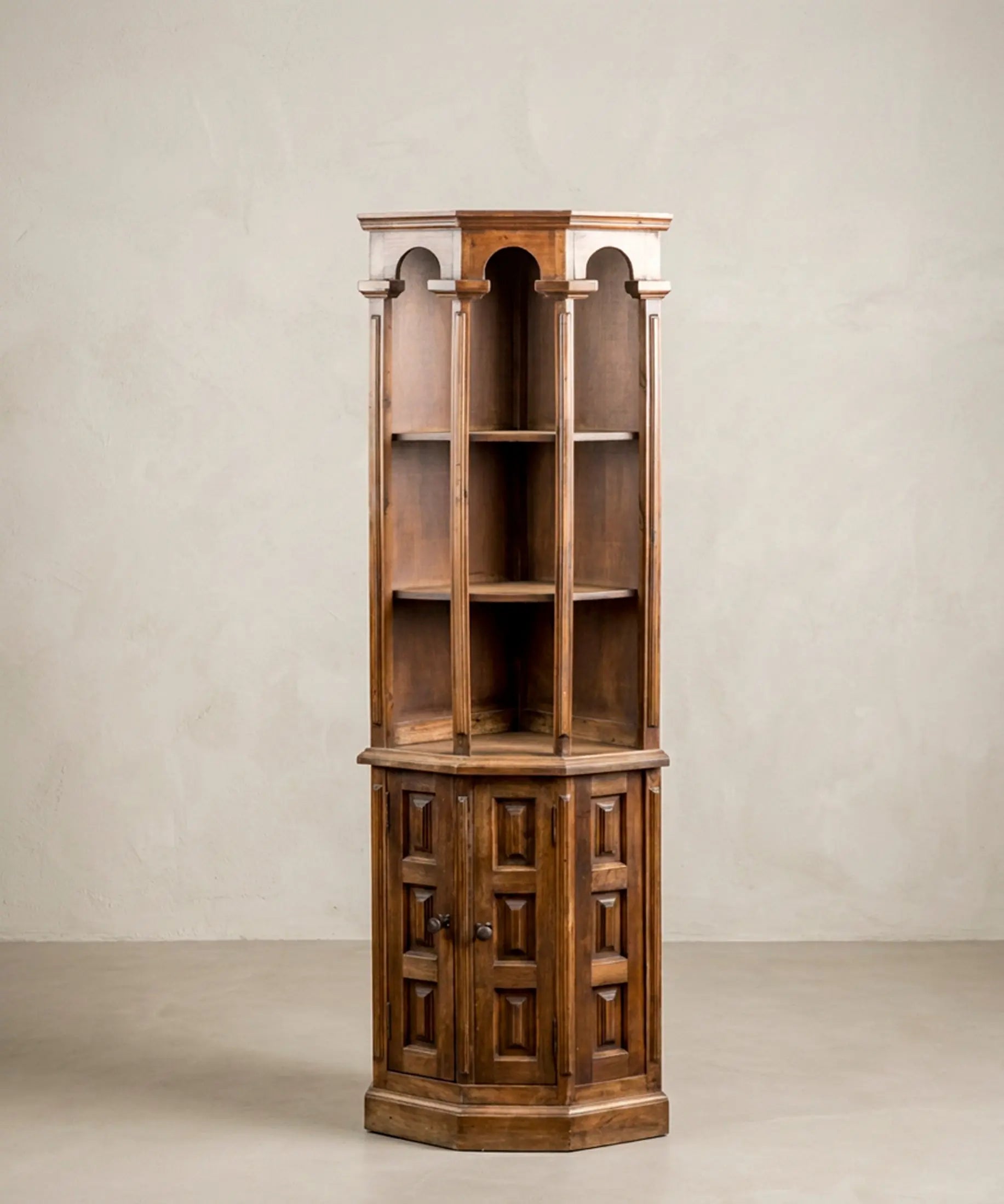 Rinconera de Madera con Arquería y Puertas de Cuarterones | Estilo Castellano