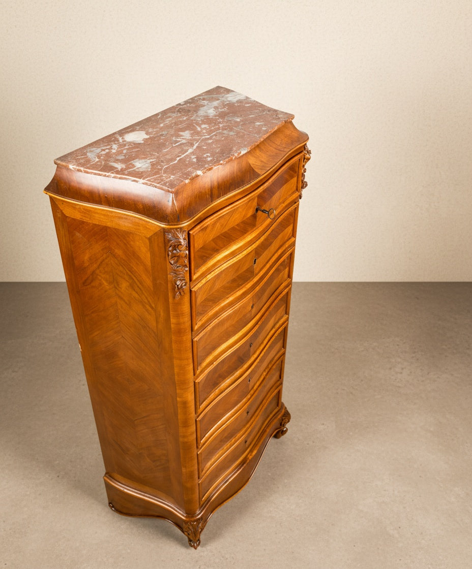 Mueble semainier de siete cajones en marquetería de nogal con tapa de mármol brecha.