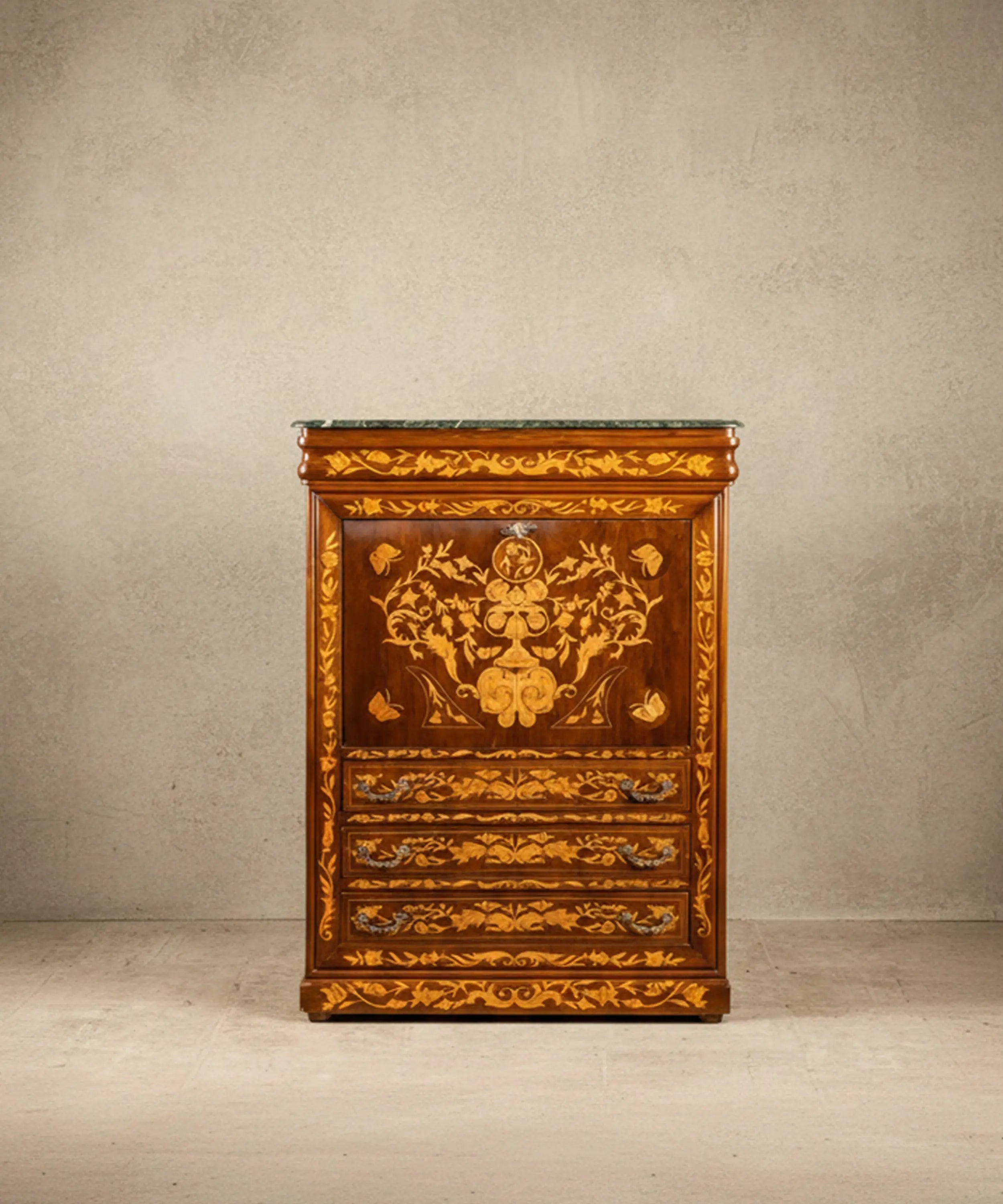 Secreter vintage clásico de madera oscura con exquisita marquetería floral y tapa de mármol verde.