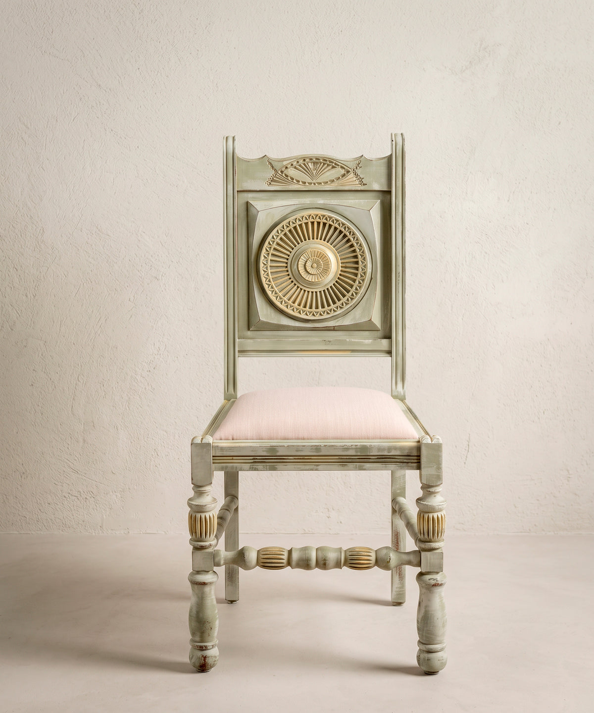 Silla de comedor vintage estilo vasco vista frontal con rosetón tallado — Antique Arte y Decoración