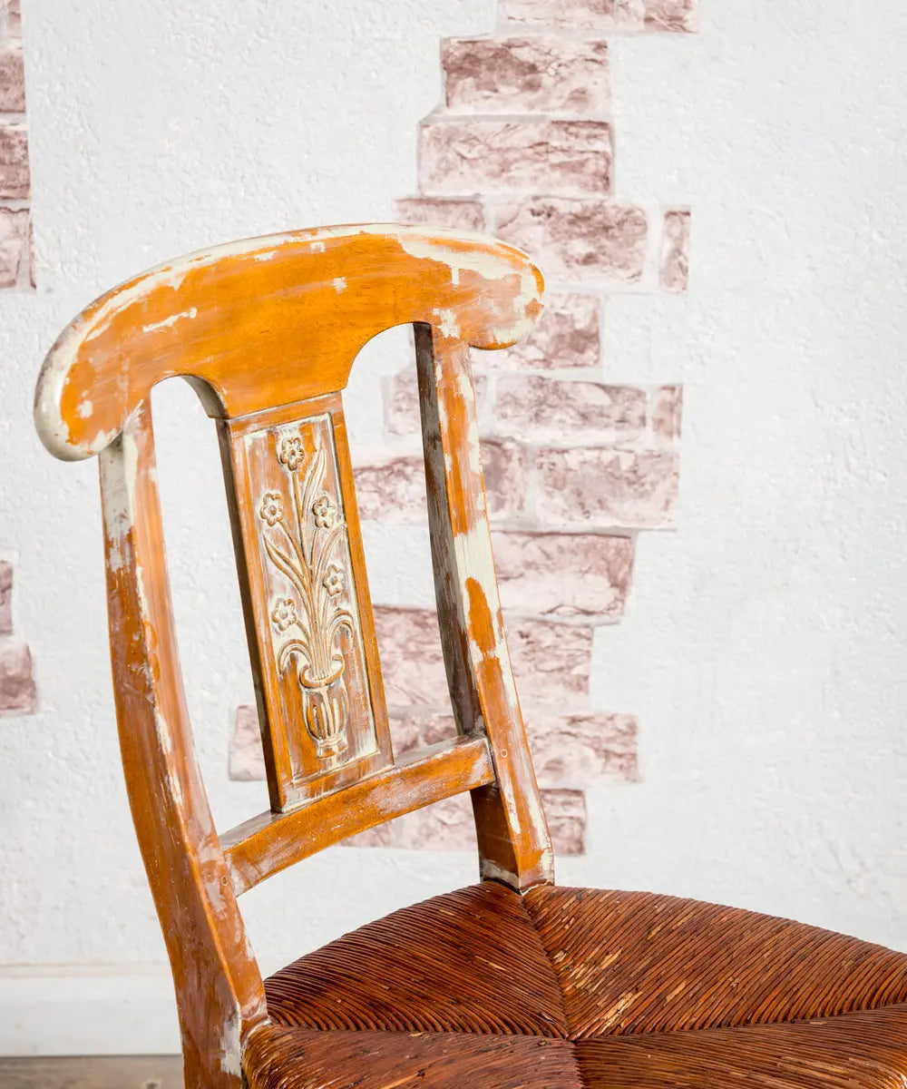 silla rustica de madera lavada detalle
