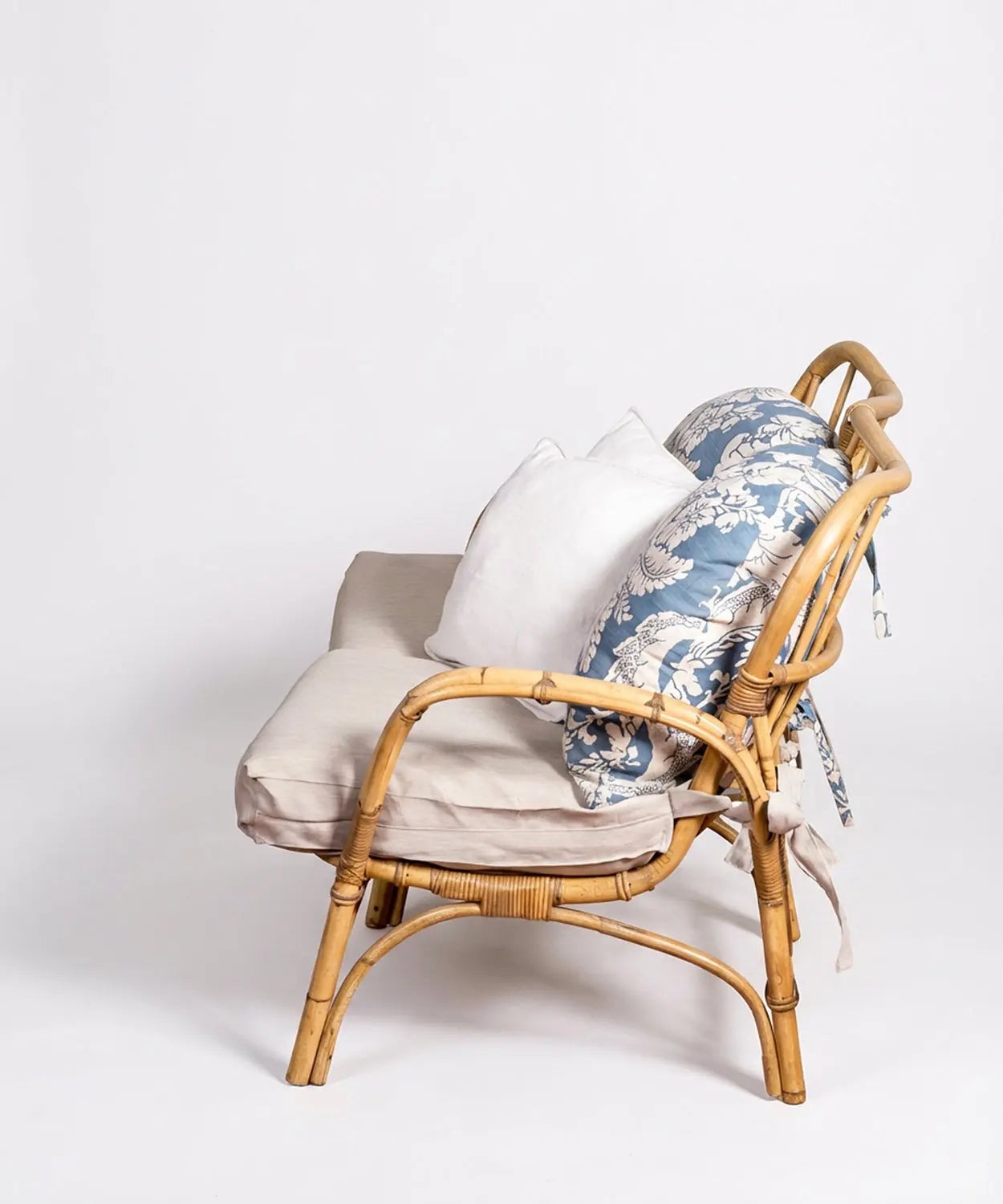 Sofá de caña natural con cojines Antique arte y decoracion